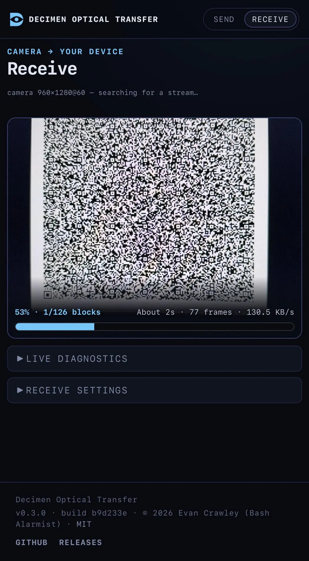 다른 화면의 애니메이션 QR 스트림을 읽으며 파일을 수신하는 폰: 130.5KB/s 처리량과 절반쯤 진행된 디코딩 진행 표시